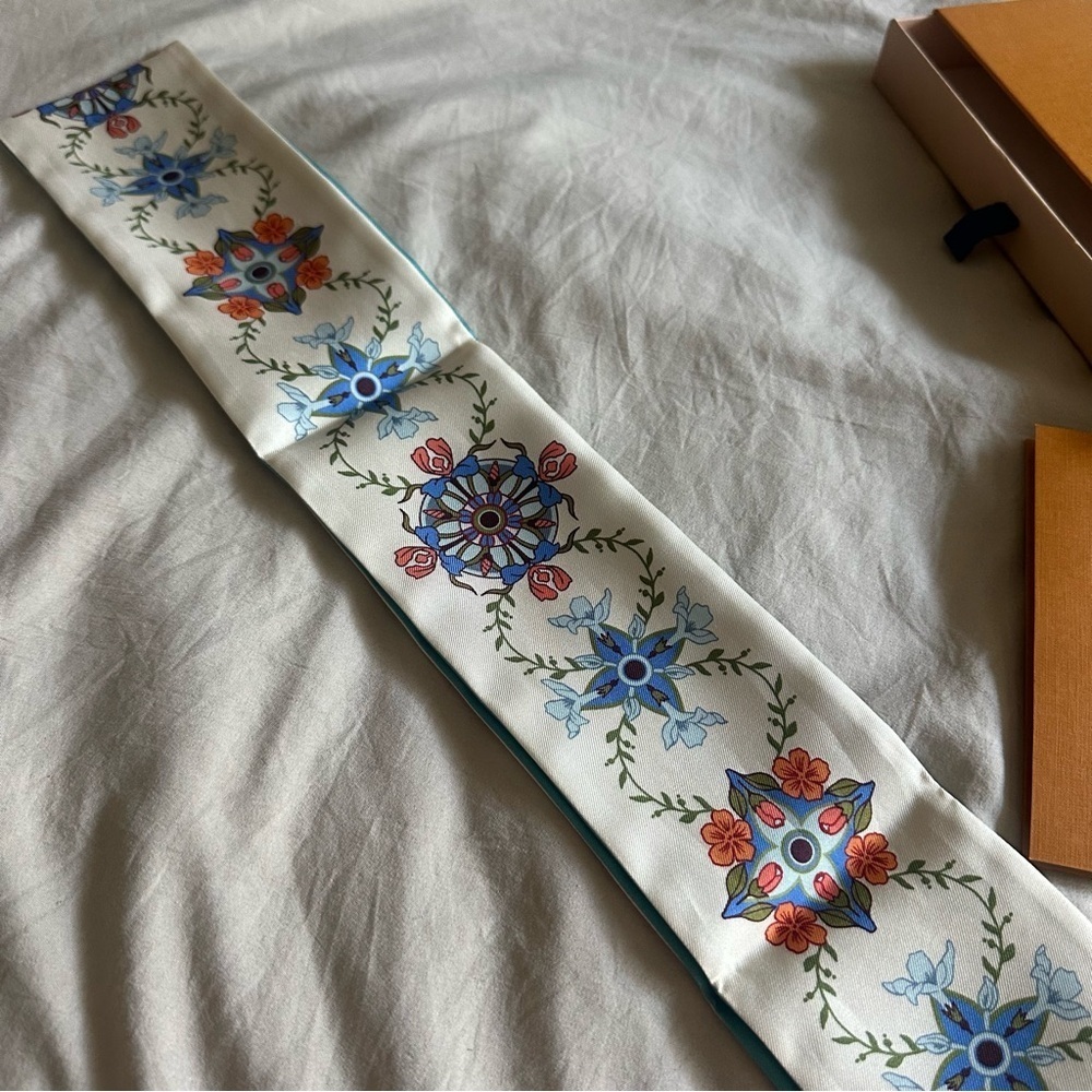 Louis Vuitton Monogram Asnieres Bandeau Reversible Parisian Floral Scarf - Picture 11 of 13